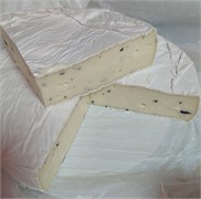 ПОЛОВИНКА БРИ С ТРЮФЕЛЕМ И БЕЛОЙ ПЛЕСЕНЬЮ 700г. 2396